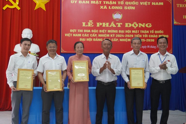LSP joined ceremony of Fatherland Front of Long Son, recognizing organizations for social contributions to                        Long Son commune