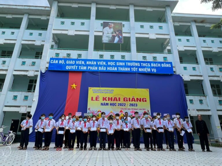 LSP awards 108 scholarships to students in 5 schools in Long Son at the National’s New School Year Ceremony