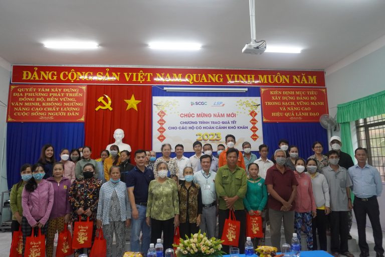 LSP presents Tet gift to disadvantage households in Long Son commune, spreading happiness to celebrate Tet Festival 2023