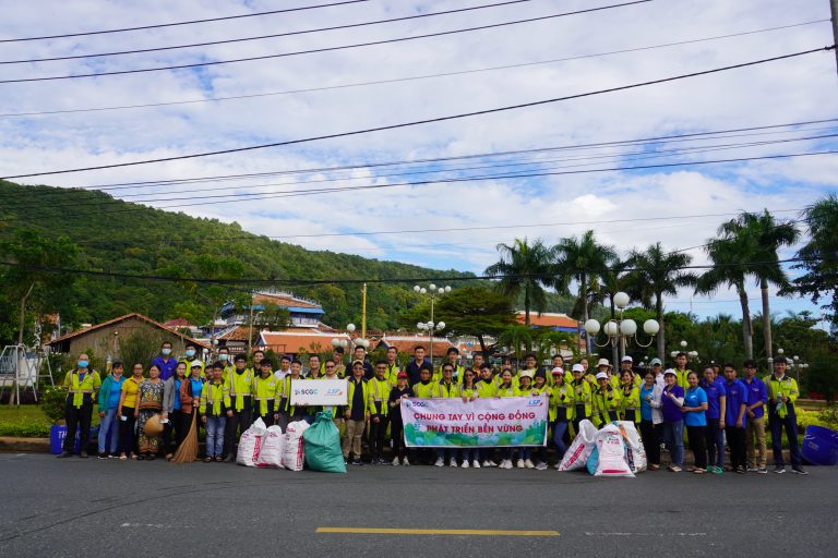 LSP joined Trung Cuu ceremony at Nha Lon Long Son and helped clean up after the ceremony to keep Long Son clean and green