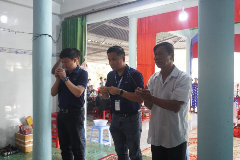 LSP joined annual ceremony at Quan Doi shrine to pay respect to civil servant and pray for peaceful year