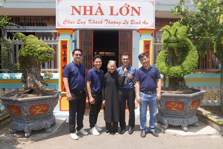 LSP joined Mr. Tran’s death anniversary, paying respect to the founder of Nha Lon Long Son