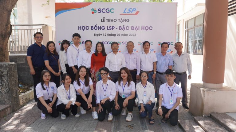 LSP organized LSP tertiary scholarship awarding ceremony for 4 local students from Long Son commune, aiming to build competent young generation