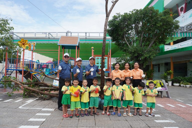 LSP supported 10 trees to Huong Duong kindergarten, creating shading for children to play at school yard