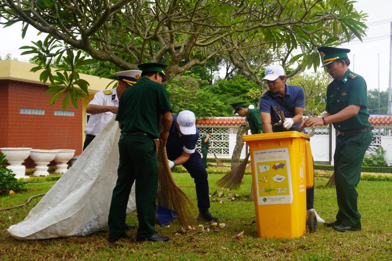 LSP volunteers together with local authorities cleaned Long Son commune’s martyr cemetery