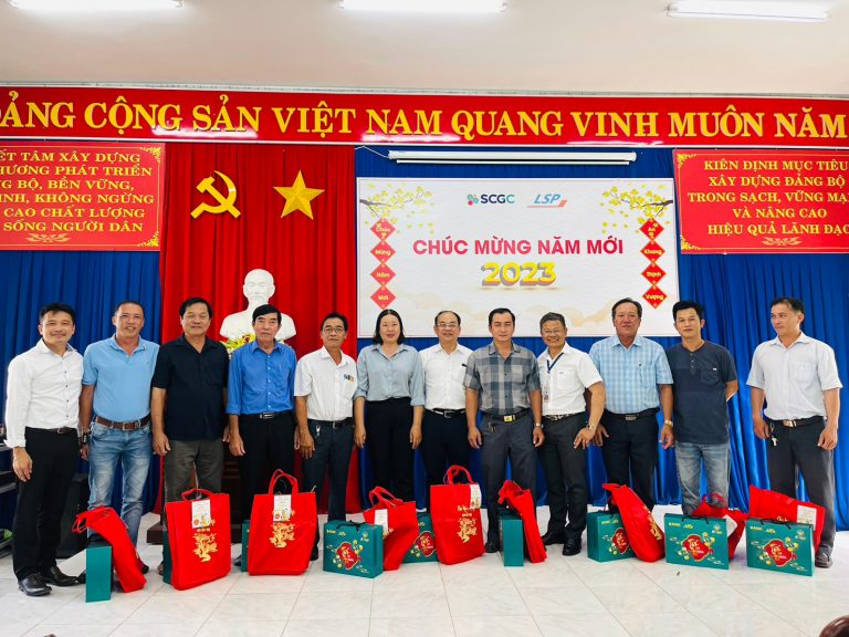 LSP presented 1,300 Tet cakes to key stakeholders in         Long Son commune to spread happiness during Tet