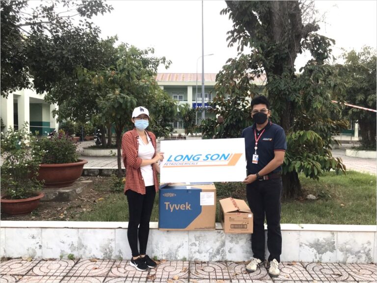 LSP supported COVID-19 protection kits to Bach Dang Secondary school’s vaccination event