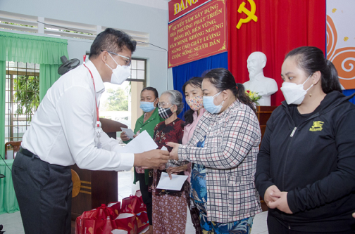 LSP coordinates with LSPC presenting Tet Gift Event for Long Son people around our complex