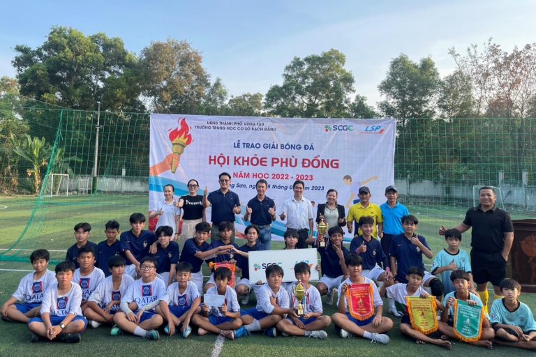 LSP joined closing ceremony of Bach Dang Secondary School’s football tournament to promote sportsmanship among students