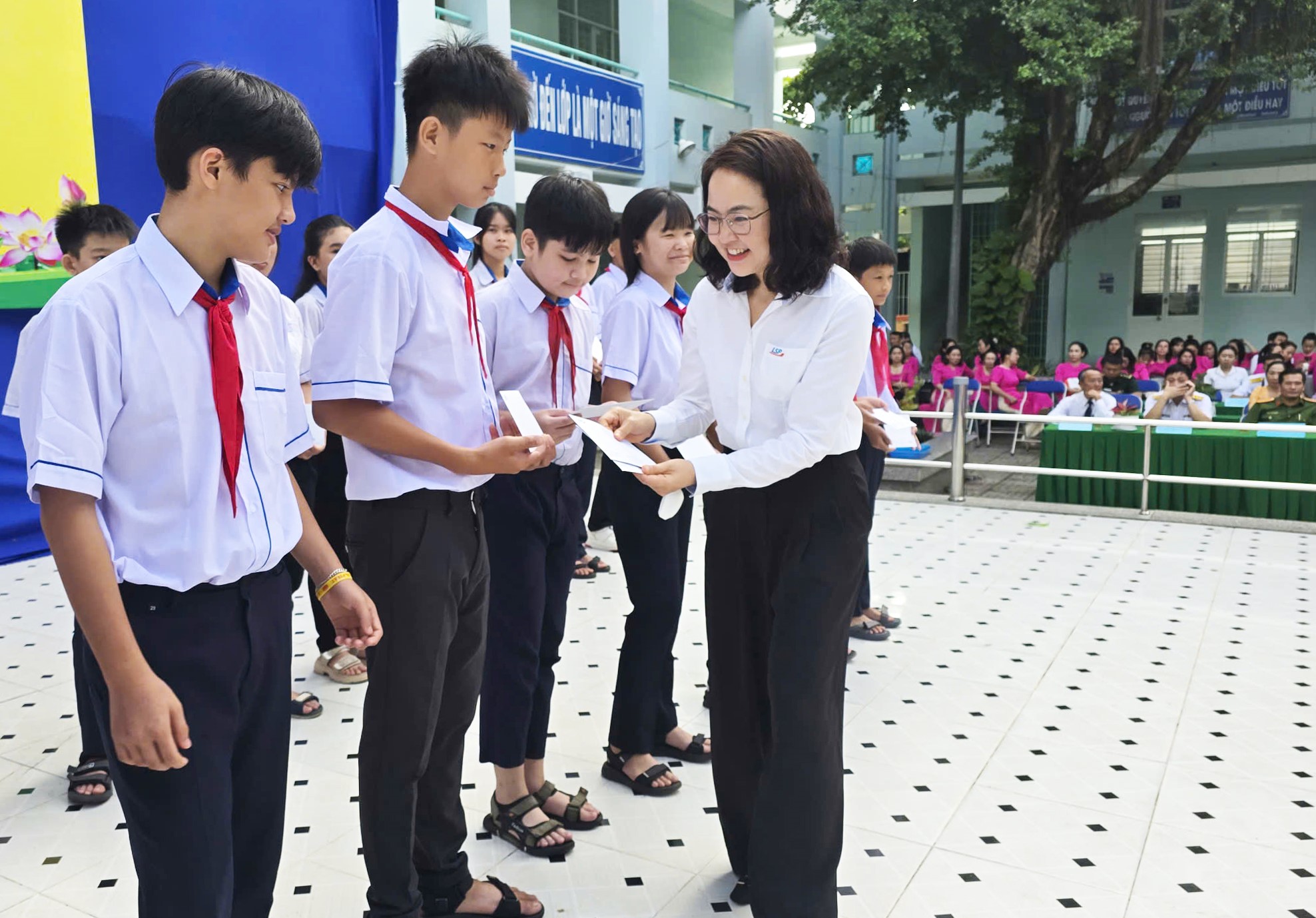 LSP Joined Hands with Partners Awarded 120 Scholarships to Vulnerable Students in Long Son Commune on the School Opening Ceremony