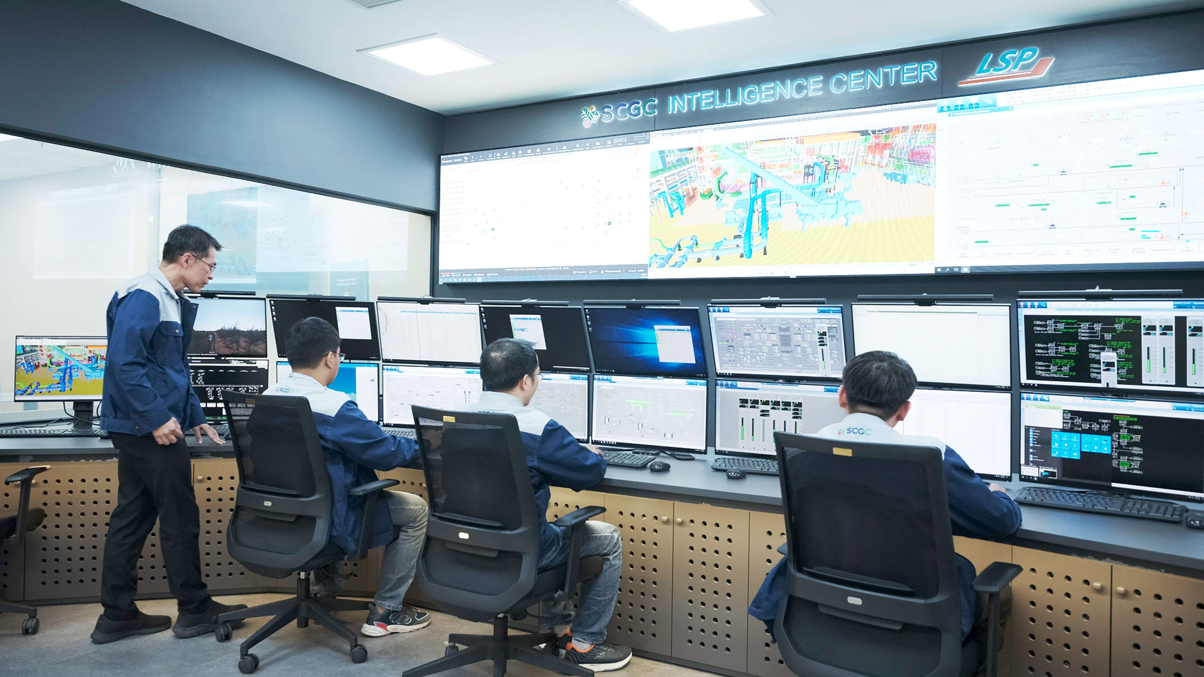 The Intelligence Center at Long Son Petrochemical Complex delivers real-time monitoring of equipment conditions, increasing the reliability of the facility.