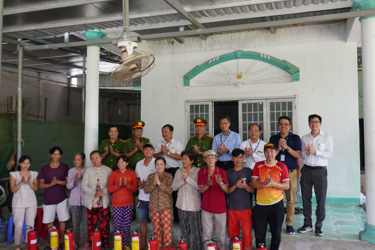LSP together with Ba Ria – Vung Tau Police Presented 200 Dry Chemical Extinguishers to Long Son Commune