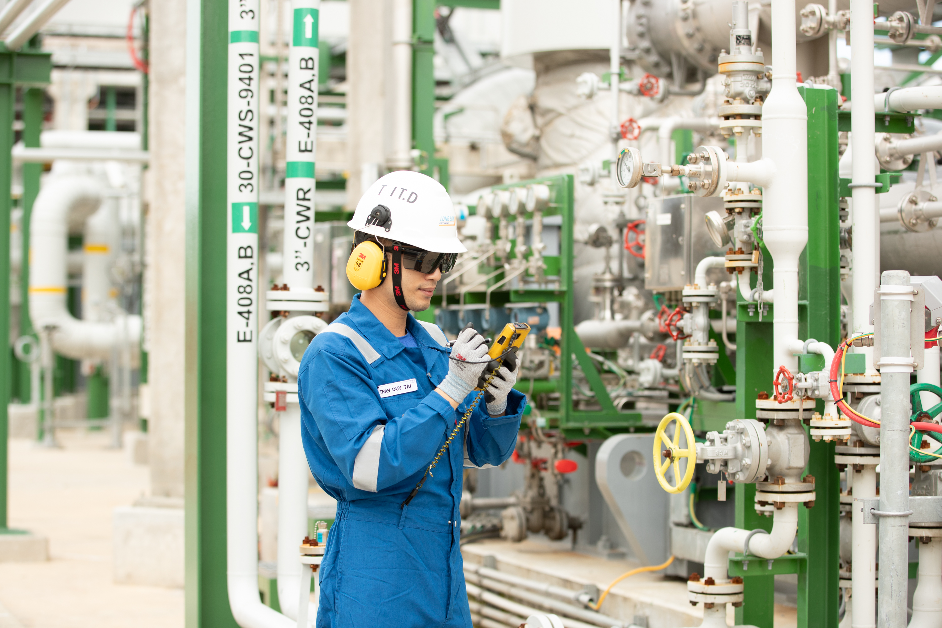 Tablet to digitally record plant parameter, instead of manual logbook.