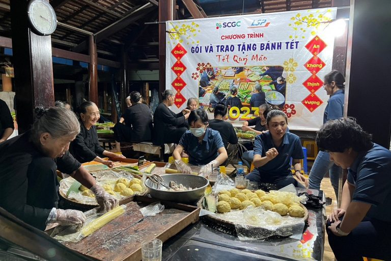 LSP volunteers together with Nha Lon and Women Association’s made 1,300 Tet cakes to give to key stakeholders in Long Son commune