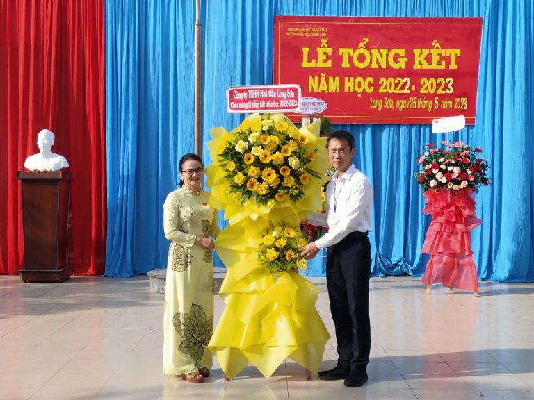 LSP joins the closing ceremony of academic year at 5 schools in Long Son commune